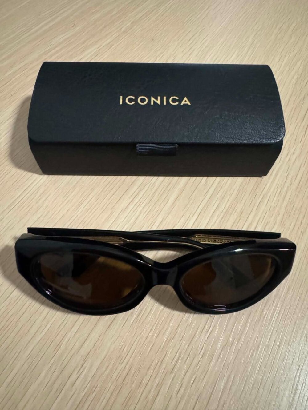 Diff Iconia Petra Sunglasses (Black)